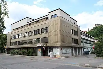 Das 1983 eröffnete Rathaus am Hauptplatz