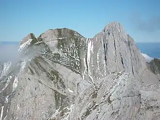 Blick vom Schafberg auf (von links) Fliskopf, Altmannkamm, Altmannsattel und Altmann (Südseite), rechts der Ostgrat, links die Westkante, mittig in der Südwand der Südkamin