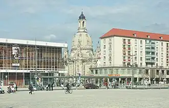 Straßenbahn-Haltestelle Altmarkt mit Durchblick zur Frauenkirche