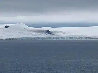 Der Lloyd Hill zwischen dem Alzek-Nunatak (Bildmitte) und dem Kotrag-Nunatak (ganz links)