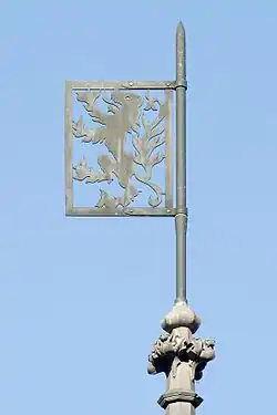 Tabernakel mit Maria und Jesus. An den Stützen die vier Evangelisten, zwischen diesen vier Fabelwesen als Wasserspeier und die Fahne mit dem Braunschweiger Löwen