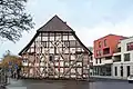 Ansicht des statisch gesicherten Fachwerkgebäudes von Süden, rechts das moderne Leinebogen-Quartier (2018)