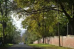 Die denkmalgeschützte Friedhofsmauer, hier mit Blick in Richtung Botanischer Schulgarten und Benther Berg