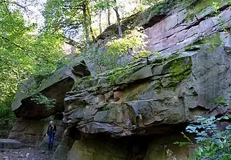 Naturdenkmal Riesenstein, abgestürzte und aufeinander getürmte Felsblöcke am Riesensteinweg (Aufn. 2022)