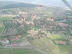 Luftbild Nes 1 = Historischer Ortskern mit freistehendem Dorfturm 2 = Campingplatz Duinoord 3 = Mühle „De Phenix“ 4 = Naherholungsgebiet „De Vleyen“