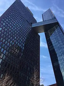 Vertikaler Blick zur Skybridge am 18.&nbsp;März 2023