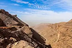 Amojjar-Pass. Bergstraße in der Wüste mit steilen Felshängen in zahlreichen Brauntönen.