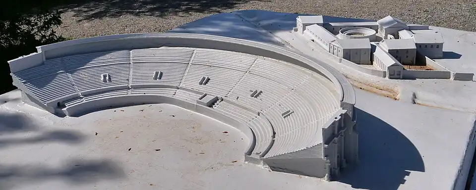 Amphitheater-Halbrund und Gladiatorenschule Carnuntum im Freilichtmodell
