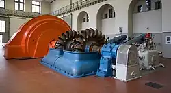 Einer der sechs stillgelegten Gruppen mit zwei Pelton-Turbinen und Einphasengenerator