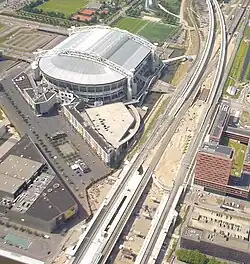 Johan-Cruyff-Arena von oben mit geschlossenem Dach.