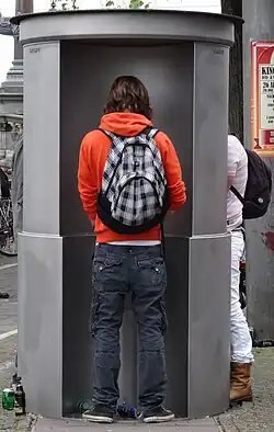 UriLift-Urinale in der Altstadt von Amsterdam und Göteborg sind im Boden versenkbar und werden bei Bedarf ausgefahren.