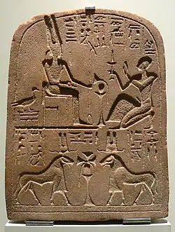 Stele des Amun in drei Erscheinungsformen (Mensch, Gans, Widder) (Spätzeit, 25.&nbsp;Dynastie, um 700&nbsp;v.&nbsp;Chr.; Fundort: Abydos, heute Ägyptisches Museum Berlin)