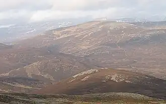 Blick vom südlich gelegenen Càrn a’ Chlamain über das Tal des Tarf Water zum An Sgarsoch