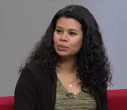 Porträt von Maia auf einem Podium.