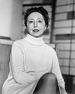Ihre Erinnerungen sollen in den Film Henry & June eingeflossen sein: Anaïs Nin, US-amerikanische Schriftstellerin (1903–1977), hier in einer Aufnahme aus den 70er Jahren in weißem Rollkragenpullover sitzend mit Kurzhaarfrisur