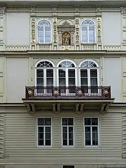 Domhof, Anbau des Flügels 1841 gegen den Münsterberg, Madonna in der Nische aus dem 16. Jahrhundert