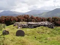 Oratoriumsrest und (runde) Cross Slab