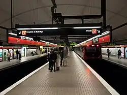 Clot, Barcelona; Station mit sogenannter Spanischer Lösung, die außenliegende Seiten- und einen zentralen Mittelbahnsteig kombiniert