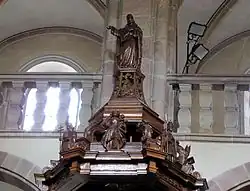 Schalldeckel mit vielen Figuren