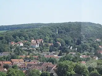 Blick vom Kirchturm der Andreaskirche ostsüdostwärts zum Galgenberg mit dem Bismarckturm