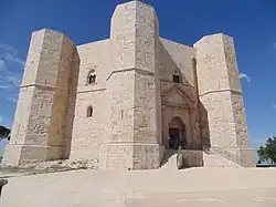 Castel del Monte Kaiser Friedrichs II. in Apulien, 1240–1250, Gotik und Protorenaissance, ein Palast ohne militärische Einrichtungen