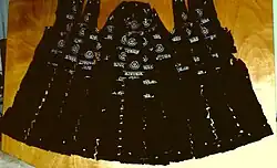 Eingeschnittene Fellstreifen, vor dem Zusammennähen des Rumpfes