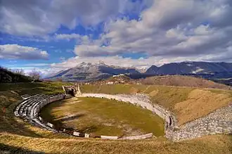 Das Amphitheater in Alba Fucens mit dem Monte Velino (2487&nbsp;m) im Hintergrund