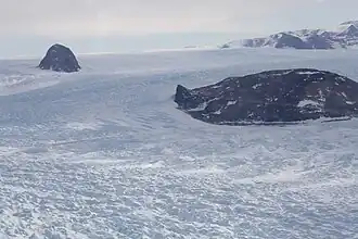 Reeves-Gletscher mit Teall-Nunatak (vorne rechts) und Hansen-Nunatak (links)
