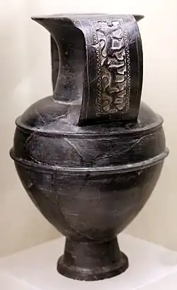 Nikosthenische Amphora (links), Louvre, Paris F 111, und etruskisches Bucchero-Vorbild (rechts), Villa Giulia, Rom