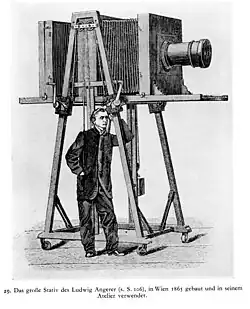 Das große Stativ des Ludwig Angerer, in Wien 1865 gebaut und in seinem Atelier verwendet. Das Format der Kamera betrug laut Erich Stenger 24x30 Zoll.