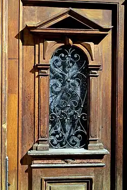 Glasfenster vergittert