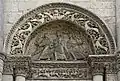 Tympanon der Arkade rechts neben dem Portal. Hl. Petrus mit zwei weiteren Aposteln. Um 1110–1120.