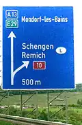 Der Vorwegweiser zur AS Schengen (L) auf deutschem Gebiet. Hinweise auf und