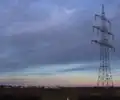 380&nbsp;kV/110&nbsp;kV-Freileitung mit Girlandenkabel am Erdseil und Girlandenkabel an einem Hilfsseil