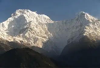 Annapurna Süd links, Hiunchuli rechts