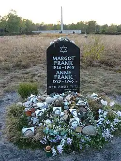 Grabstein für Margot und ihre Schwester Anne Frank