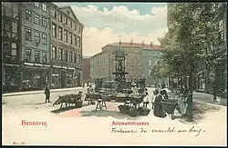 Um 1900: Frauen verkaufen landwirtschaftliche Produkte am Holzmarkt; kolorierte Ansichtskarte