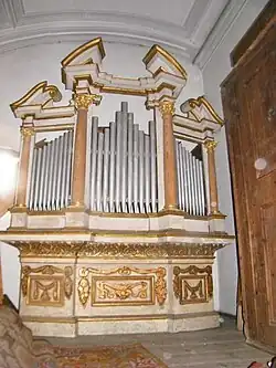 Leeres Gehäuse der ehemaligen Chororgel