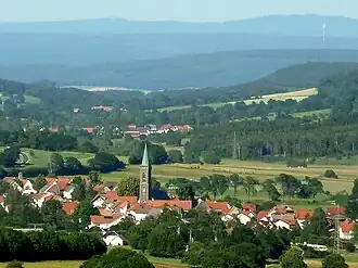 Blick vom Höllerich im Vogelsberg über Crainfeld, Bannerod und Heisters zum etwa 31 km entfernten, langgestreckten Mühlberg mit dem Fernmeldeturm Hummelskopf (mittig rechts hinten)