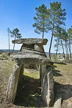 Die Anta do Penedo do Com liegt im Ort