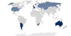 Karte der Welt mit den Grenzen von 1959. in einem dunklen Blau sind Argentinien, Australien, Chile, Frankreich, Großbritannien, Neuseeland und Norwegen gekennzeichnet. In einem hellen Blau sind Belgien, Japan, die Sowjetunion, Südafrika und die Vereinigten Staaten gekennzeichnet. Alle anderen Staaten sind grau gefärbt.