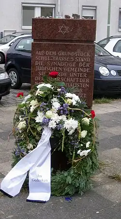 Gedenkstein an der Schulstraße 5, wo sich bis 1938 die von Scheller errichtete Synagoge befand