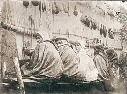 Teppichknüpferinnen an einem aufrechten Dorfwebstuhl, Antoin Sevruguin um 1890