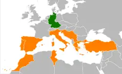 Auf dieser Karte zu Europa, Nordafrika und umliegenden Gebieten sind Staaten mit ihren (damaligen) Staatsgrenzen zu sehen. Grün eingefärbt ist die Bundesrepublik Deutschland, orange eingefärbt sind die Vertragspartner diverser Anwerbeabkommen. Von Ost nach West sind dies: Marokko, Portugal, Spanien, Tunesien, Italien, Jugoslawien, Griechenland und die Türkei.