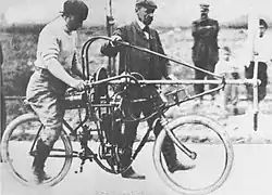 Alessandro Anzani auf dem Propeller-Motorrad (1906)