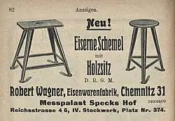 Hier ist eine der ersten Abbildungen des Rowac Hockers zu sehen. 1909 wurde dieser zum ersten Mal auf der Leipziger Messe ausgestellt. Die Anzeige Lautet „Neu! Eiserne Schemel mit Holzsitz D.R.G.M.“