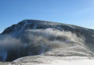 Der Aonach Beag, Blick vom nördlich benachbarten Aonach Mòr über den Verbindungsgrat zwischen beiden Gipfeln.