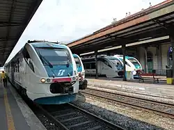 Reisezüge im Bahnhof Aosta
