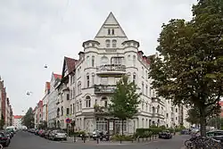 Gründerzeit-Eckdominante um 1900 mit ehemaligem Tante-Emma-Laden an der Ecke Asternstraße