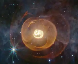 Apep, ein Dreifachsternsystem mit zwei Wolf-Rayet-Sternen